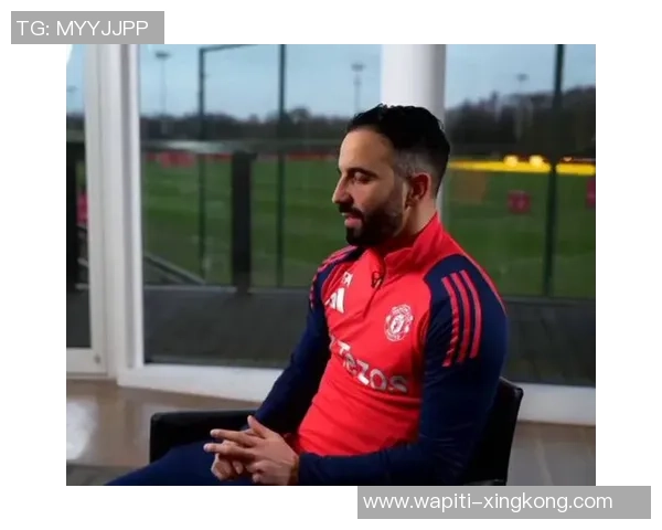 曝阿莫林含泪砸电视降服曼联更衣室！弗爵点名赞拉门斯，等待复兴